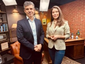 Leia mais sobre o artigo Julia Lucy destaca reencontro com ex-professor durante podcast de Cláudio Dantas