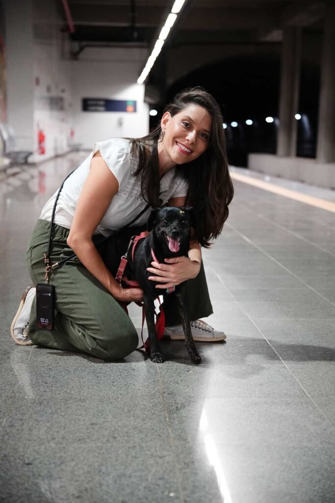 Julia Lucy no metro com cachorro